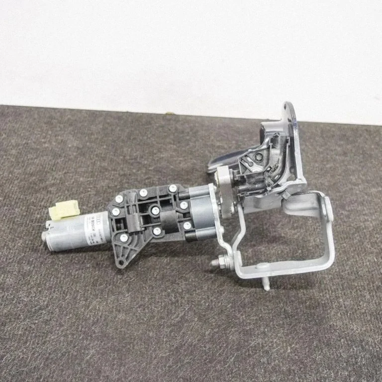 Aizmugurējā vāka piesaistes motors 8W9827852A