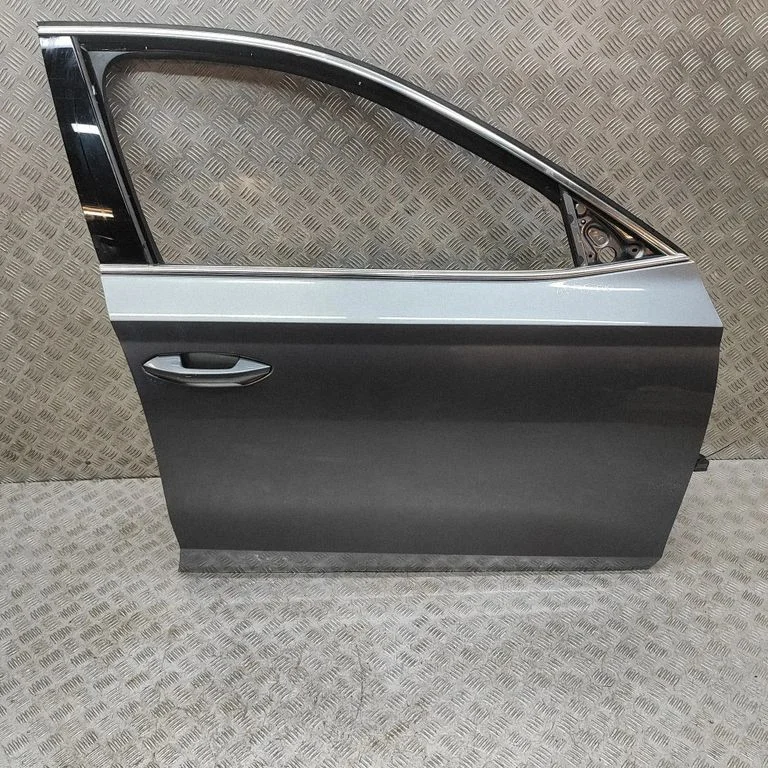 Priekšējās durvis 5Q0959802A