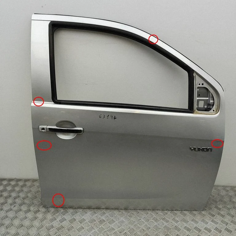 Priekšējās durvis 8981081314