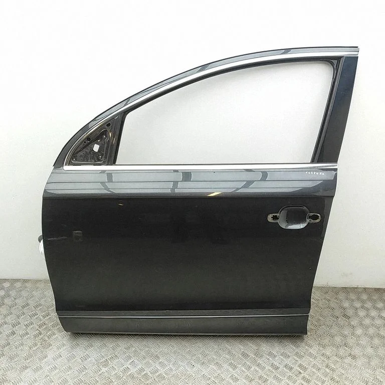 Priekšējās durvis 4L0831051A