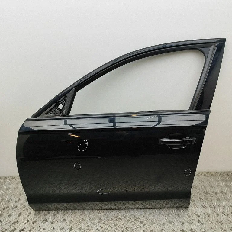 Priekšējās durvis 4G0831051