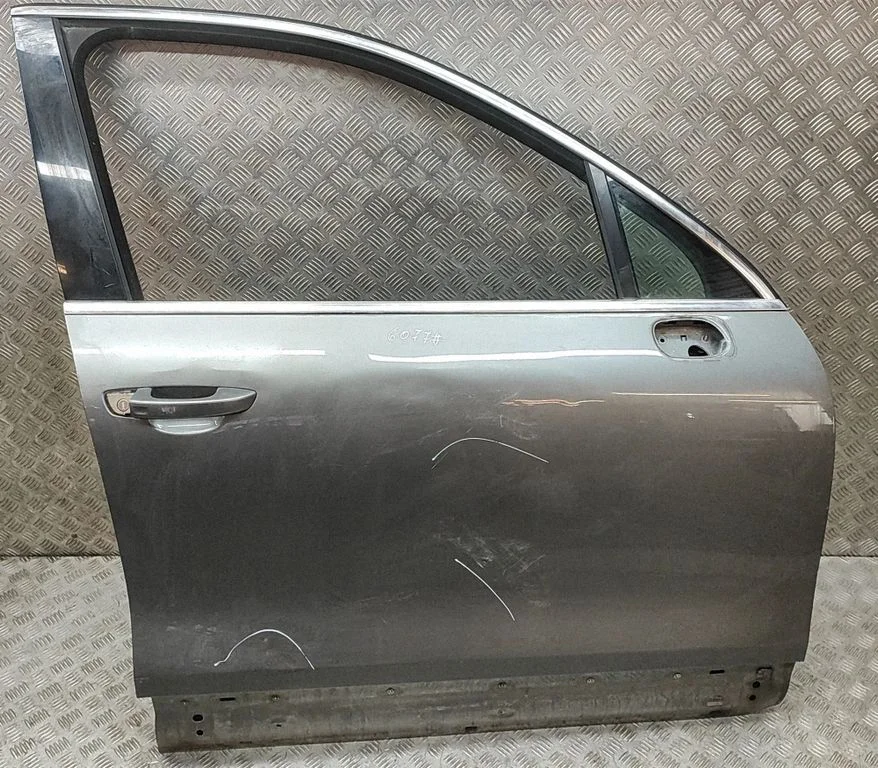 Priekšējās durvis 7P0831312B