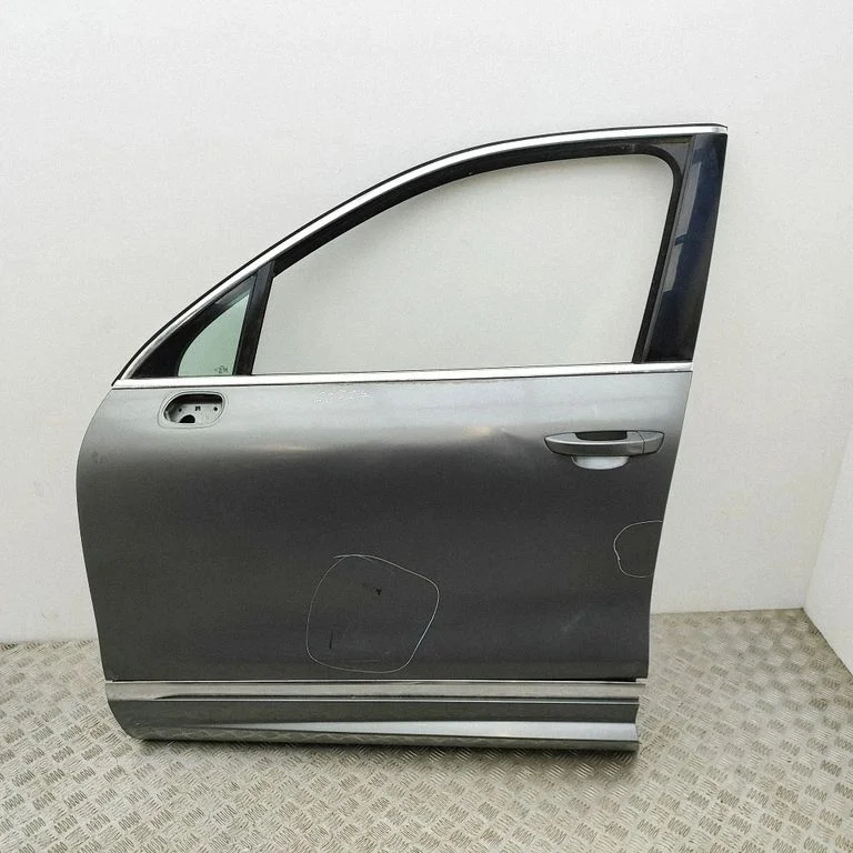 Priekšējās durvis 7P0831311B
