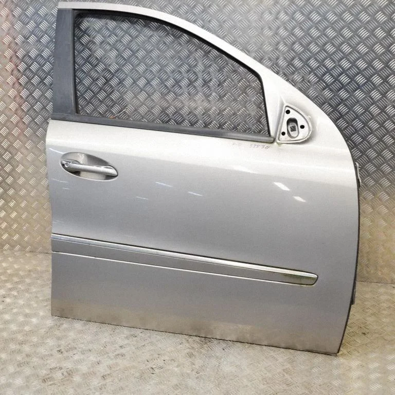 Priekšējās durvis A1647200205