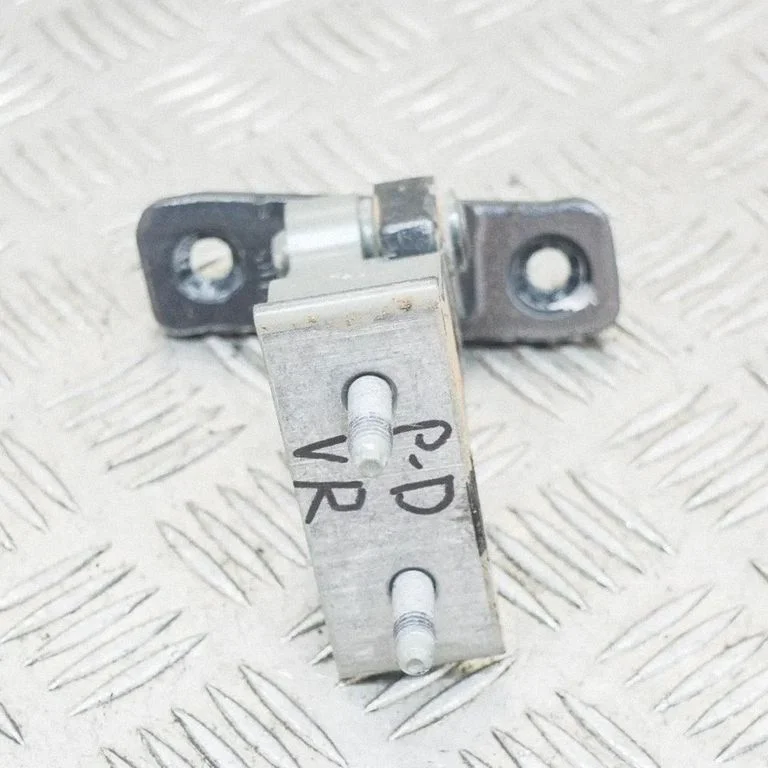 Priekšējā augšējā eņģe A047058