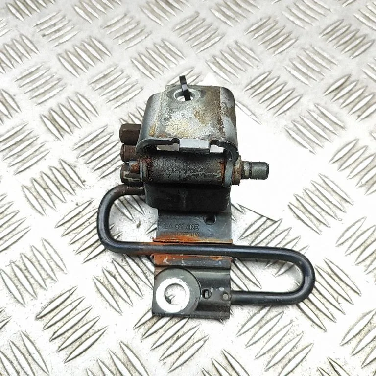 Front door upper hinge – Audi Q7 4L (2005-2015)