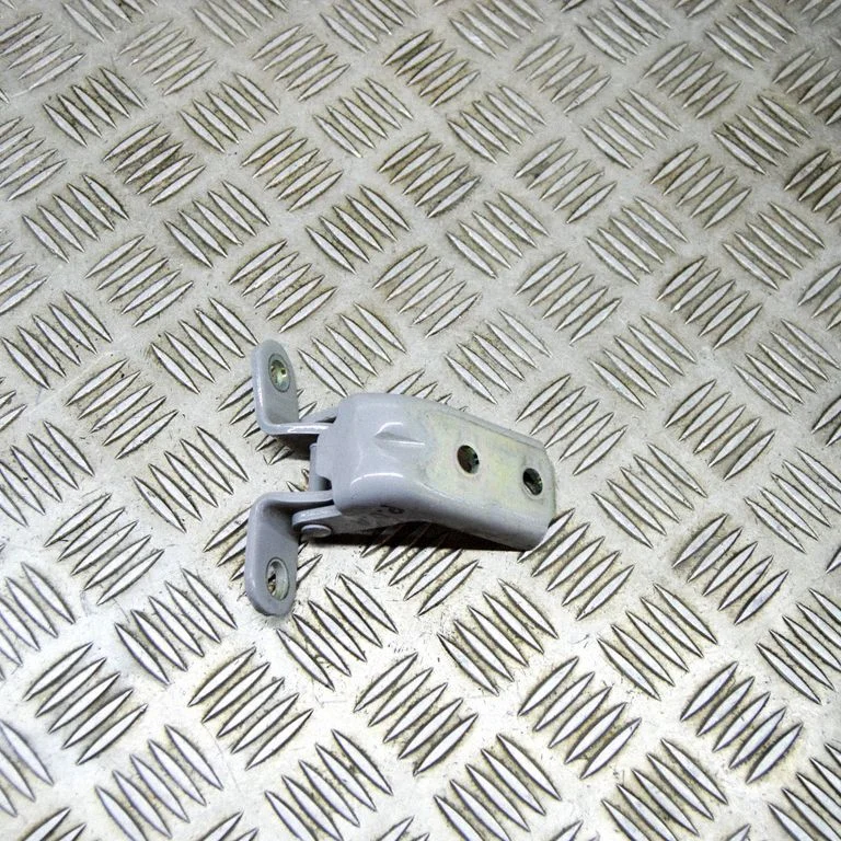 Priekšējā augšējā eņģe – labā
