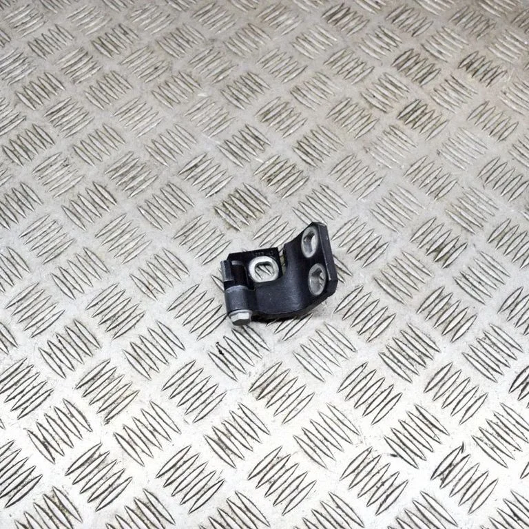 Priekšējā augšējā eņģe – labā