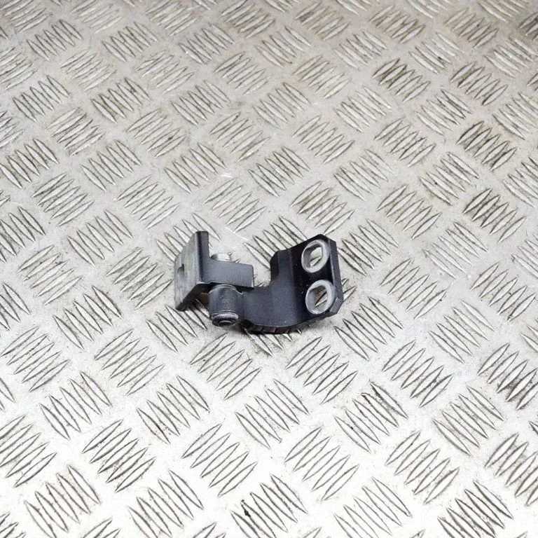 Priekšējā augšējā eņģe – labā