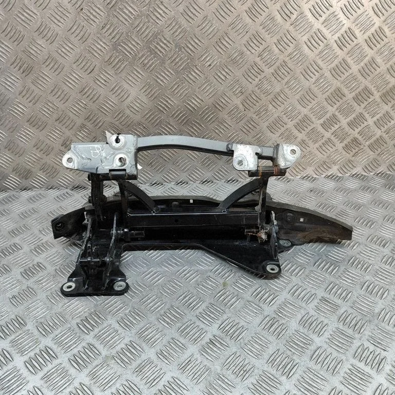 Priekšējā augšējā eņģe A2157200237
