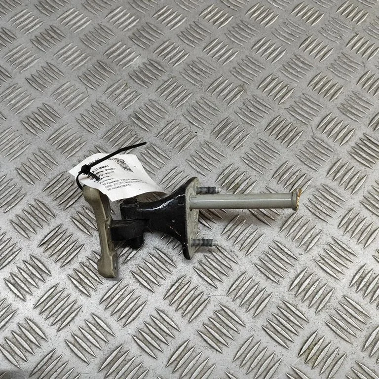 Priekšējā augšējā eņģe 97053163201