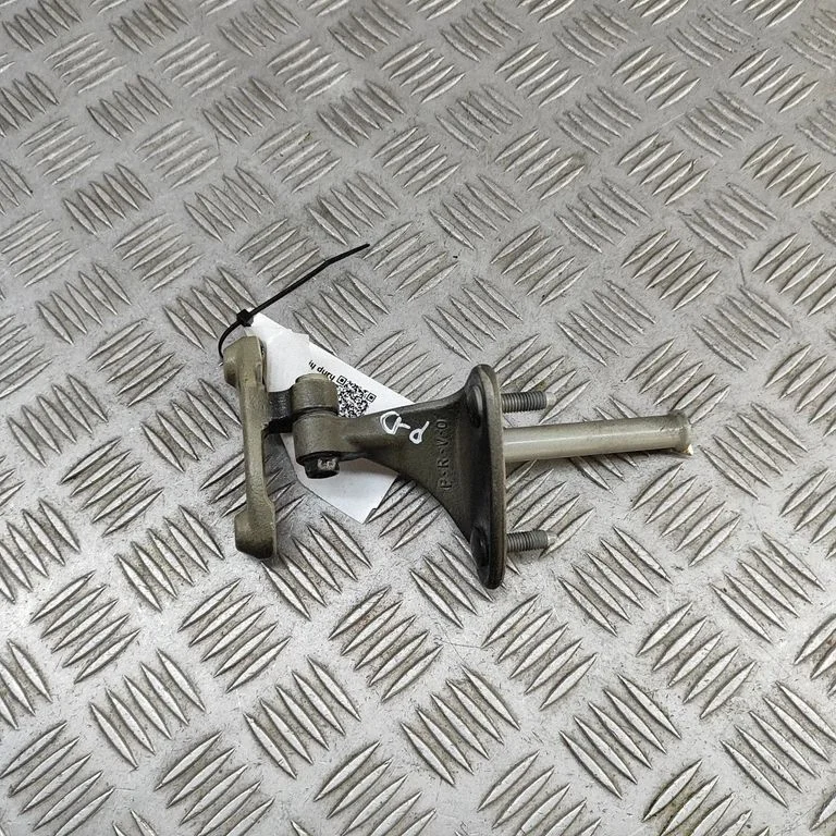 Priekšējā augšējā eņģe 97053163001