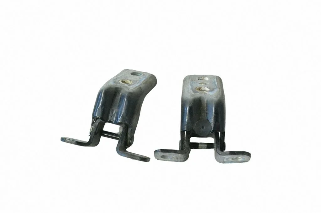 Front door upper hinge – right