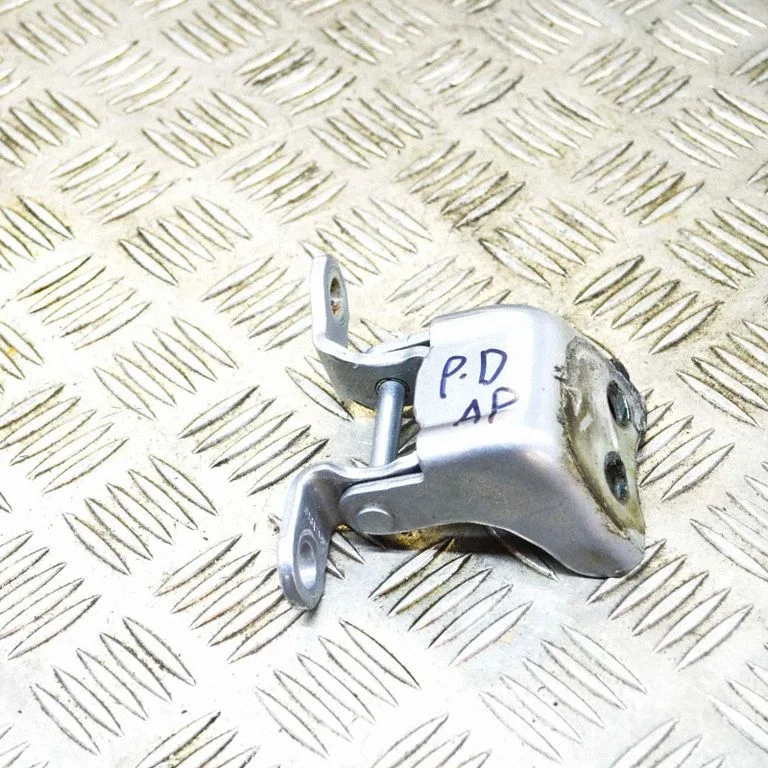 Priekšējā augšējā eņģe – labā