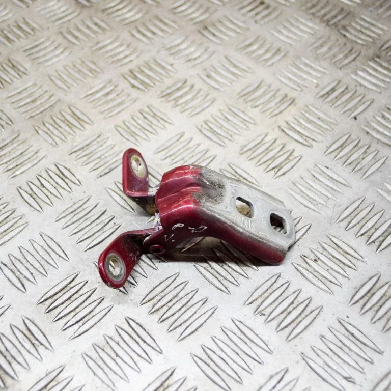 Priekšējā augšējā eņģe – labā