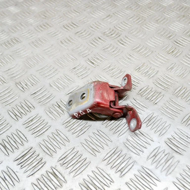 Priekšējā augšējā eņģe – labā