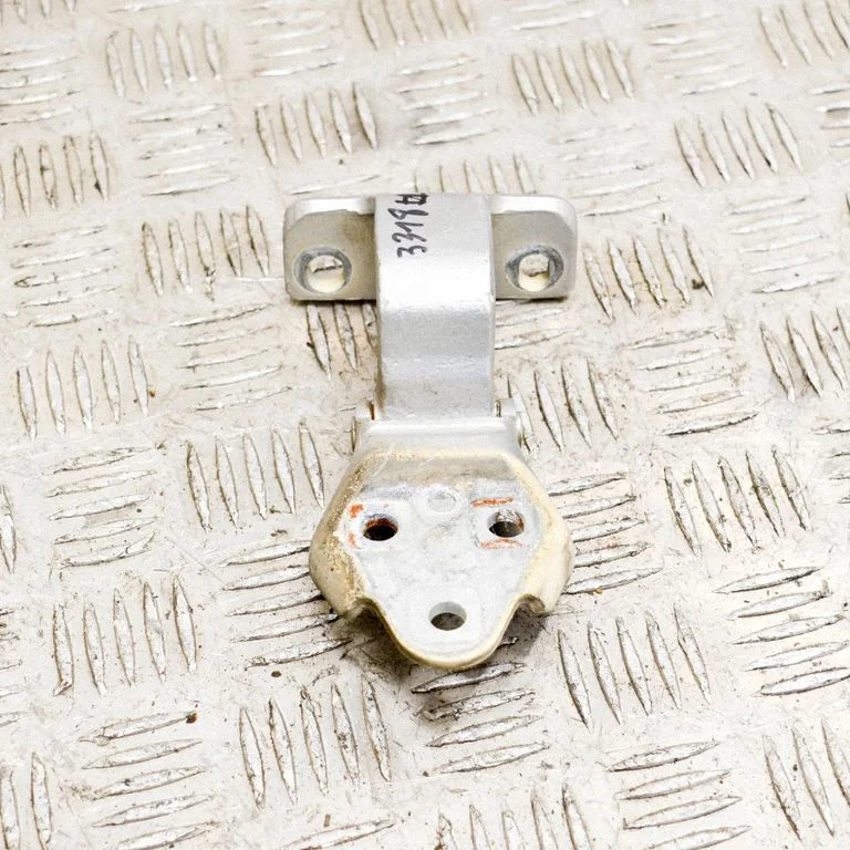 Priekšējā augšējā eņģe – labā