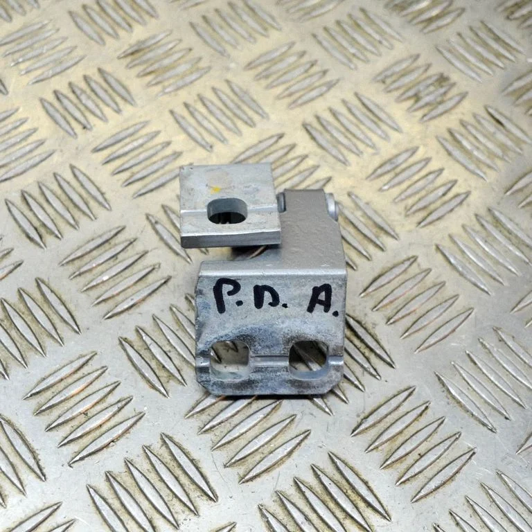 Front door upper hinge A048903