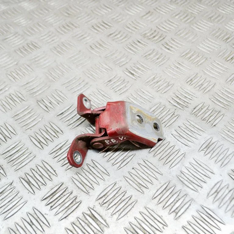 Priekšējā augšējā eņģe – labā