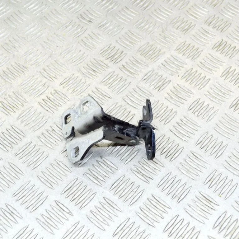 Priekšējā augšējā eņģe – labā