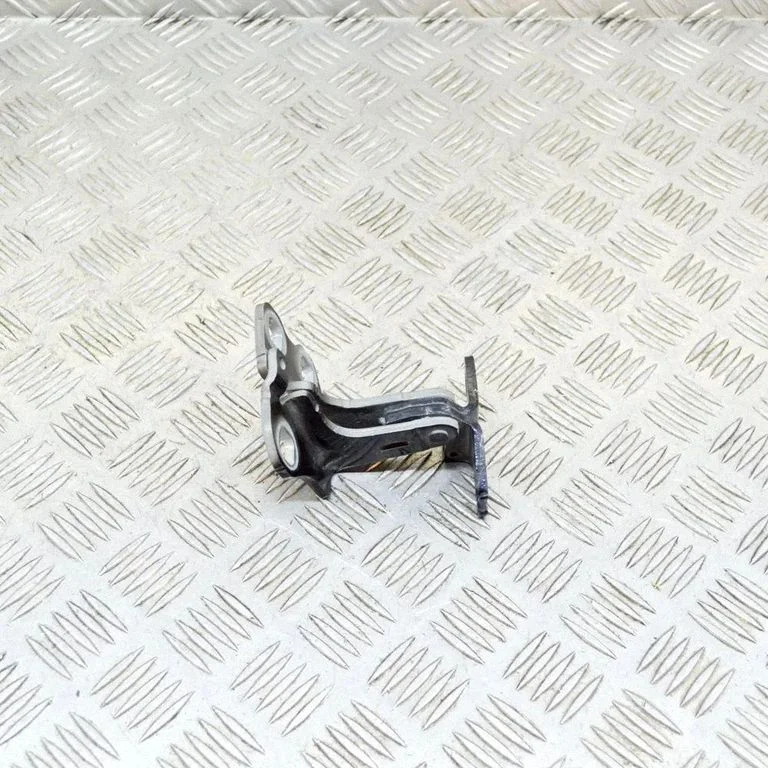 Priekšējā augšējā eņģe – labā