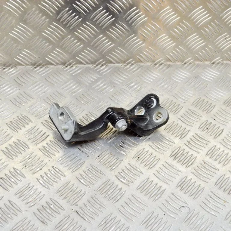 Priekšējā augšējā eņģe – labā