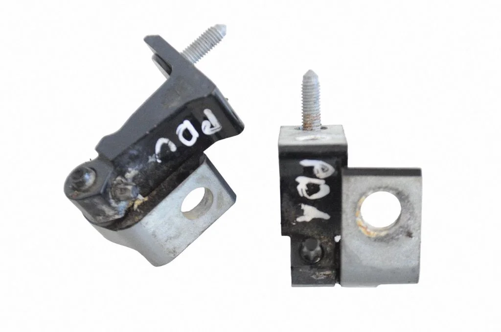 Priekšējā augšējā eņģe 8V0833404H