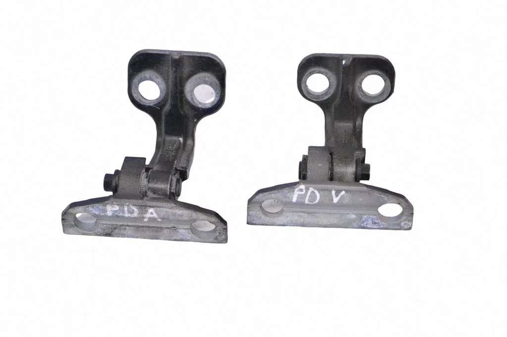 Front door upper hinge 8X23F228A64AC