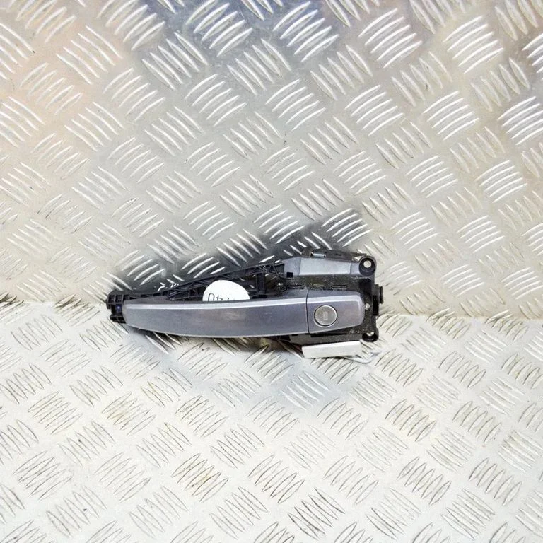 Front door exterior handle – front right