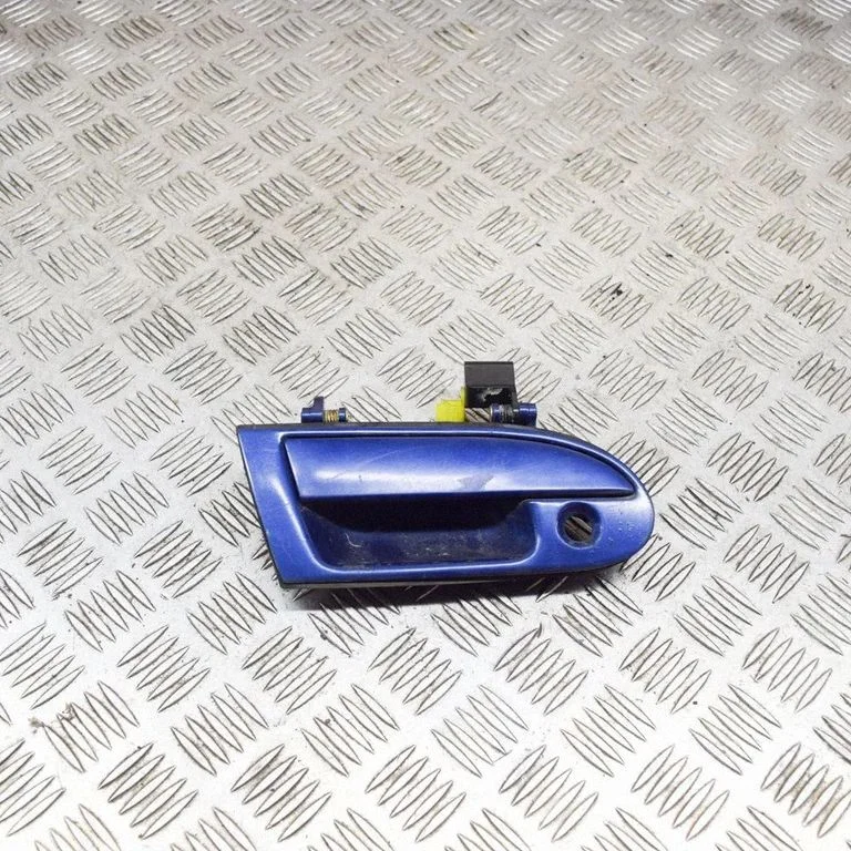 Front door exterior handle – front right