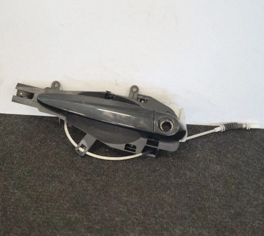 Front door exterior handle – front right