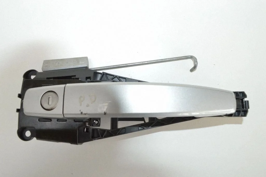 Front door exterior handle – front right