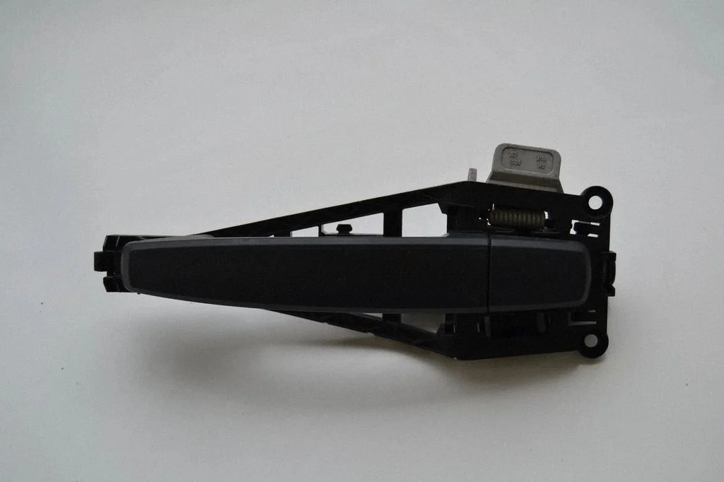 Esiukse välimine käepide – Opel Corsa D (2006-2014)