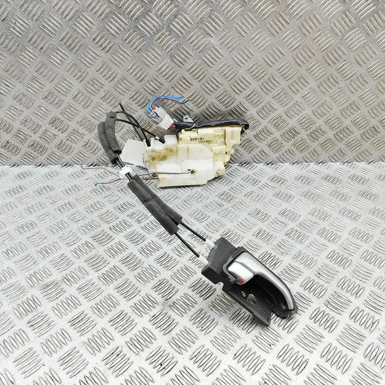 Priekšējo durvju slēdzene 8982317721