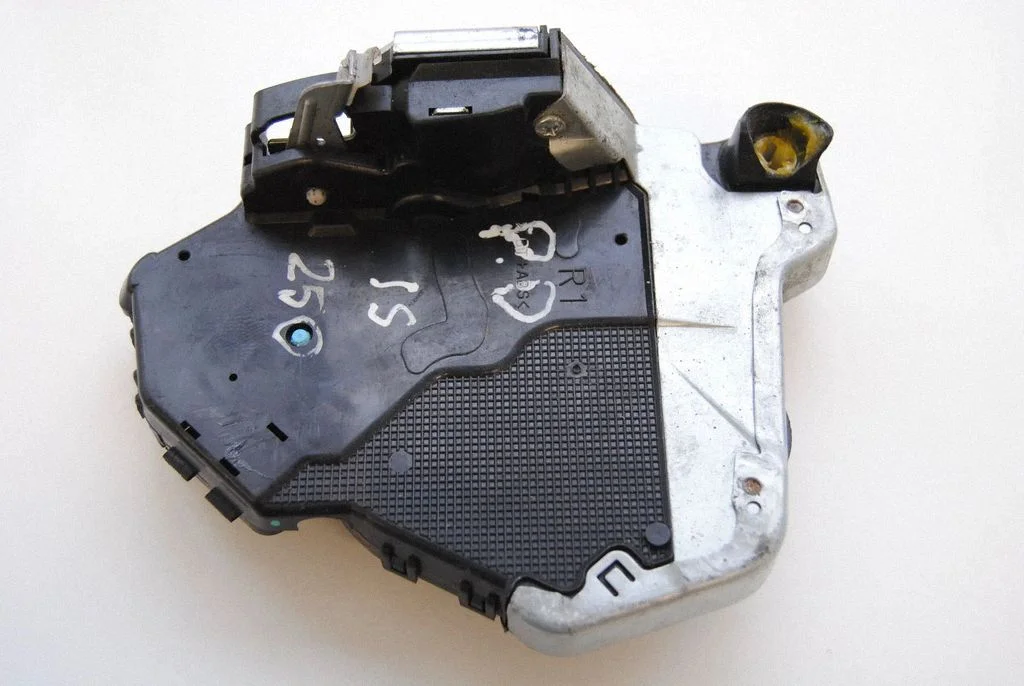Priekšējo durvju slēdzene A046693 – Lexus IS 220D-250-350 (2006-2013)