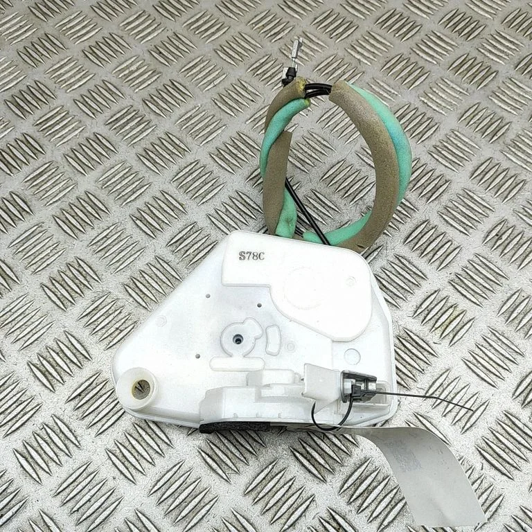 Front door lock KC7W58310A