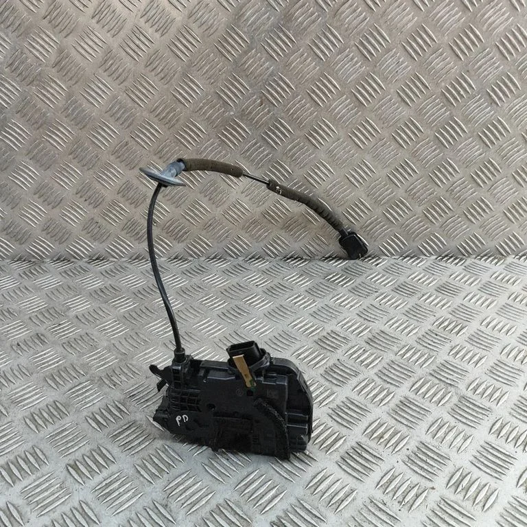 Priekšējo durvju slēdzene 805026245R