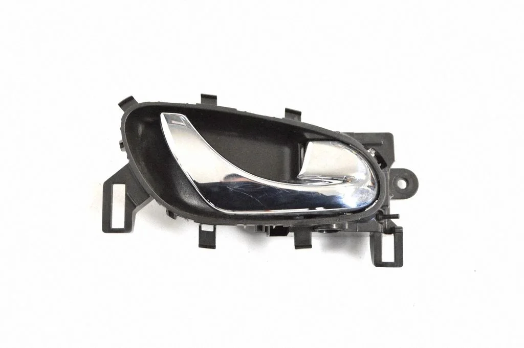 Front door interior handle – front right