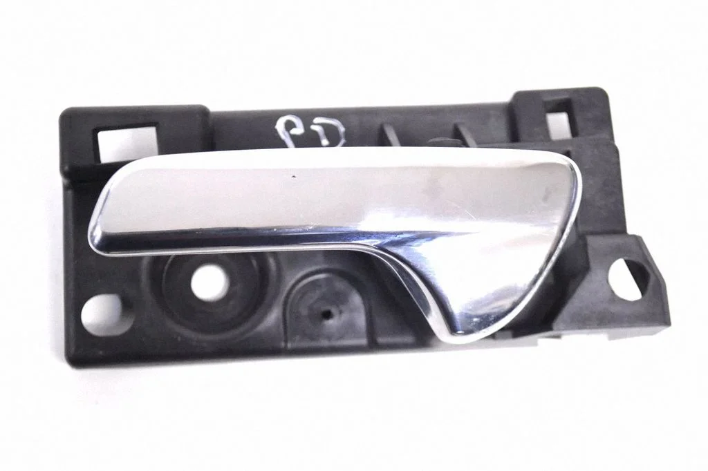 Front door interior handle – front right
