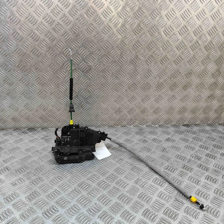 Priekšējo durvju slēdzene A2220063999
