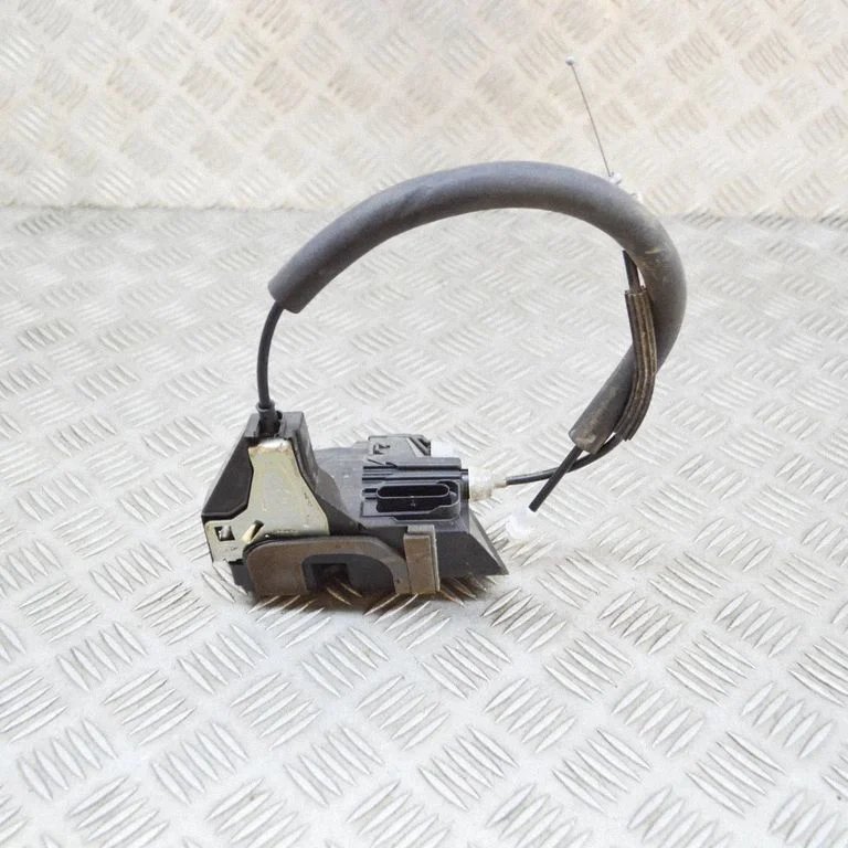 Esiukse lukk J9D3203A28DD
