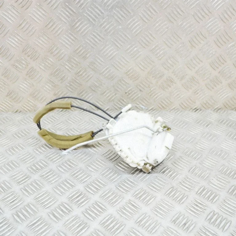 Priekšējo durvju slēdzene – labā