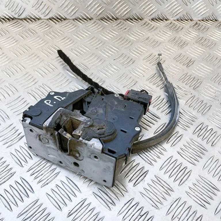 Zamek drzwi przednich 989117106