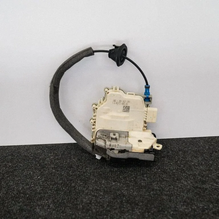 Zamek drzwi przednich 8X1837016