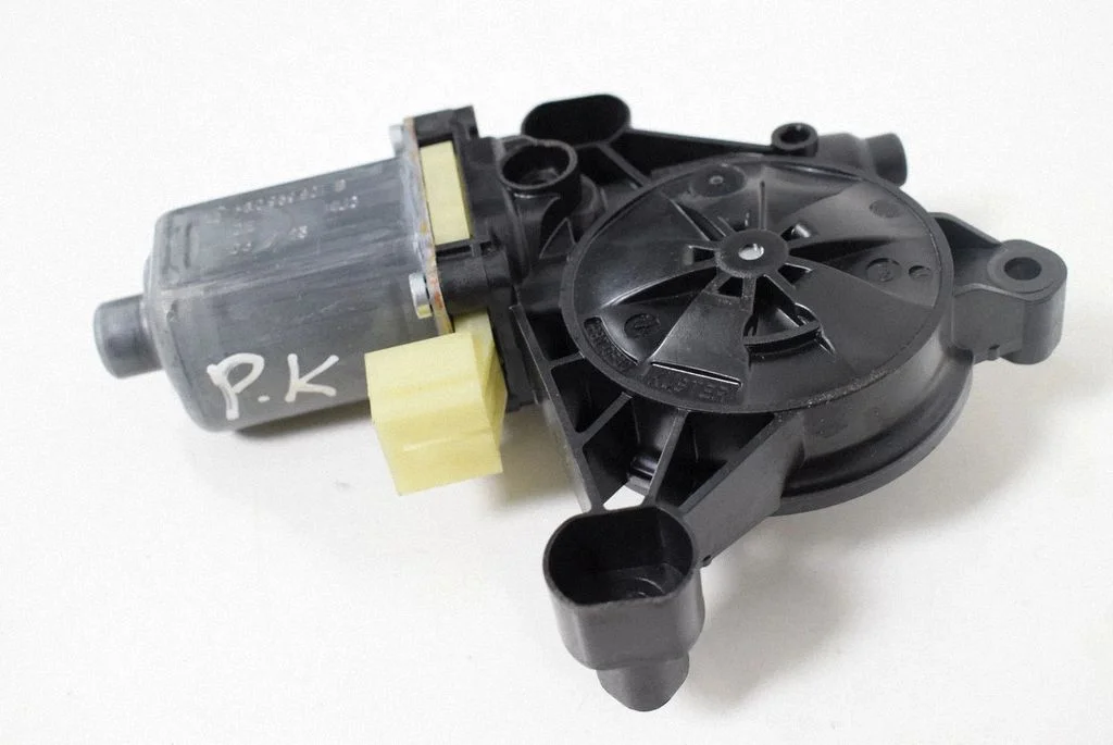 Priekšējā loga pacēlāja motoriņš 5Q0959801B