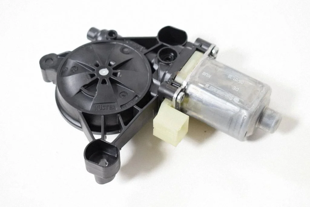 Priekšējā loga pacēlāja motoriņš 5Q0959802B