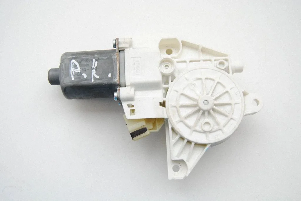 Front door window regulator motor 997082102