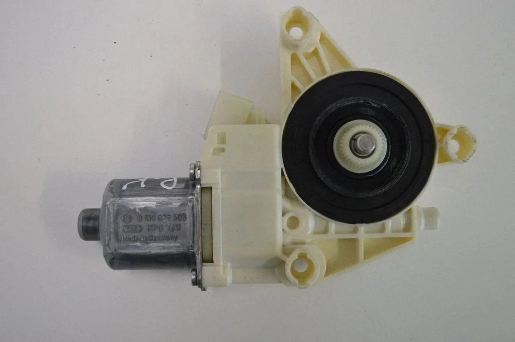 Front door window regulator motor – Mercedes-Benz C-Class AMG W204 (2007-2014)