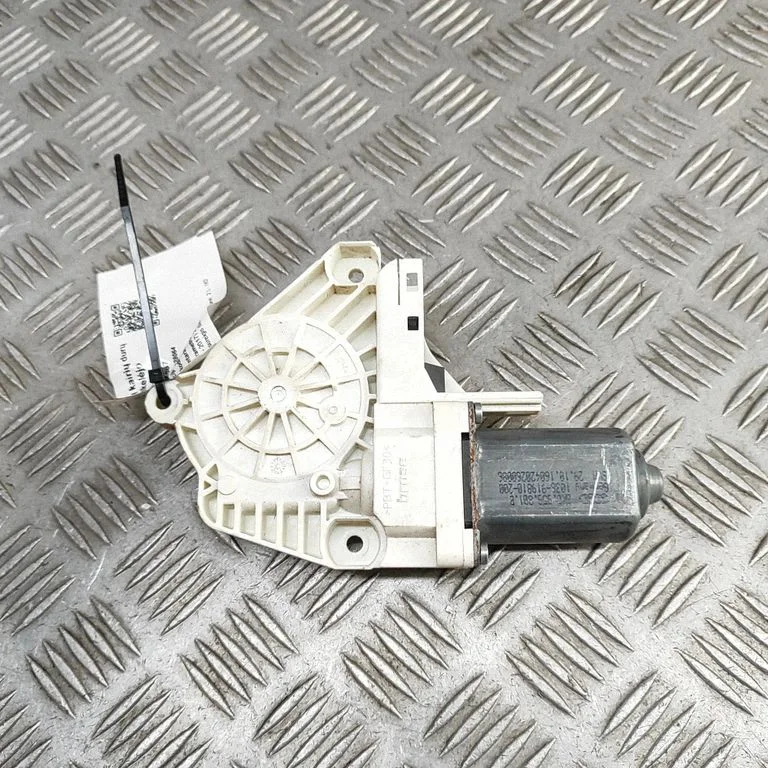 Priekšējā loga pacēlāja motoriņš 8K0959801B
