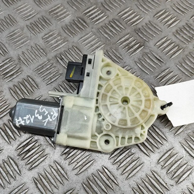 Priekšējā loga pacēlāja motoriņš 0536011001